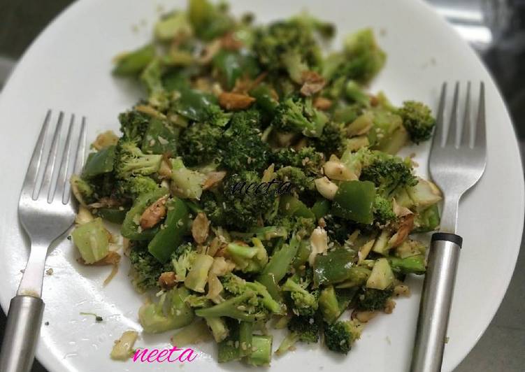 Step-by-Step Guide to Prepare Any-night-of-the-week Healthy Broccoli Capsicum Garlic stir fry