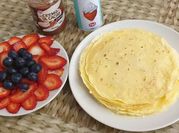 Una foto de filloas con leche