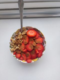 Una foto de Bowl de yogurt griego con fresas y nueces