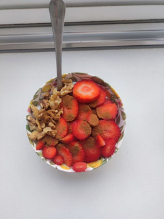 Una foto de Bowl de yogurt griego con fresas y nueces