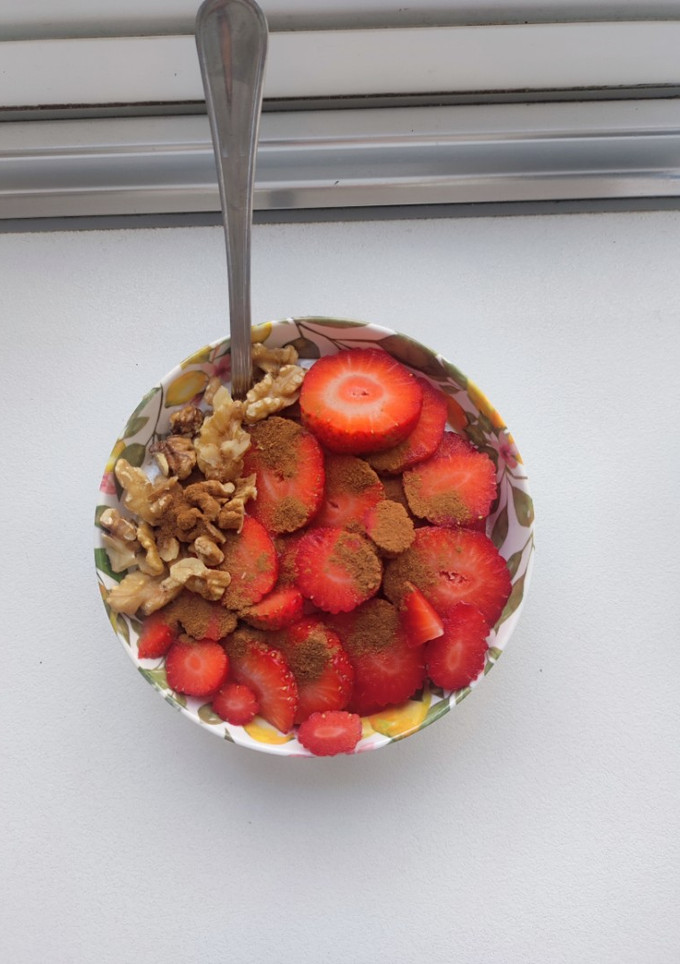Una foto de Bowl de yogurt griego con fresas y nueces