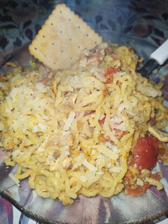 Una foto de Fideos con huevo revuelto y tomate a mi manera😋👌