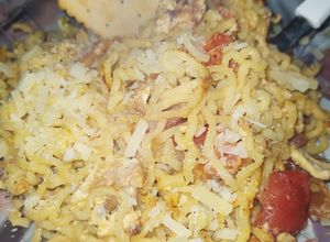 Una foto de Fideos con huevo revuelto y tomate a mi manera😋👌