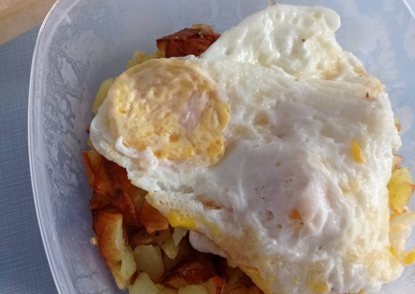 Patatas especiadas con huevos