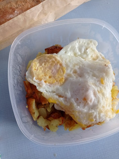 Una foto de Patatas especiadas con huevos