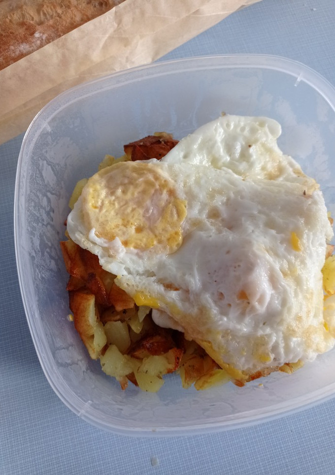 Una foto de Patatas especiadas con huevos
