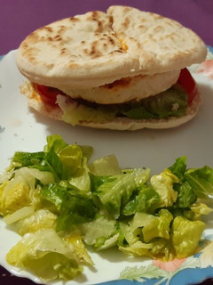 Una foto de Hamburguesa de pavo en pan de pita