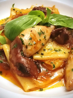 Una foto de Paccheri con calamares en salsa americana
