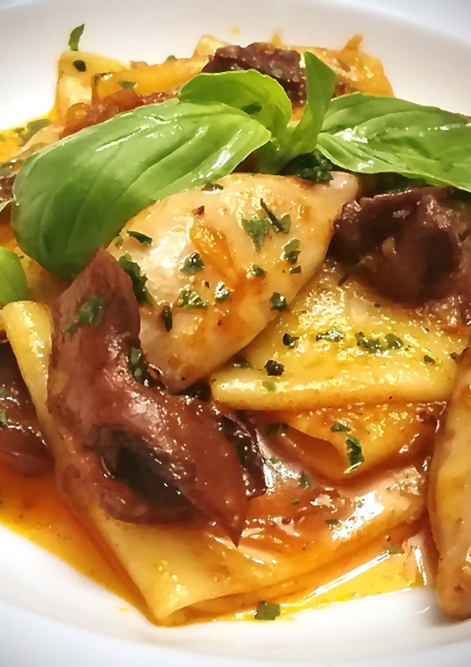 Una foto de Paccheri con calamares en salsa americana