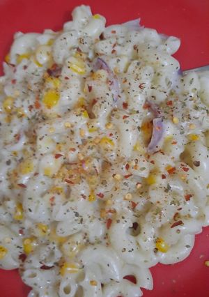 A picture of White sauce pasta.