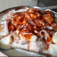 A picture of Dahi bhalle.
