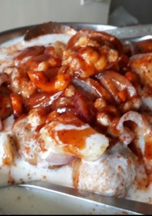 A picture of Dahi bhalle.