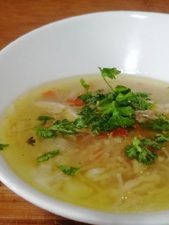 Una foto de Sopa de pollo con fideos y verduras