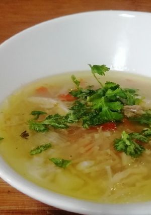 Una foto de Sopa de pollo con fideos y verduras