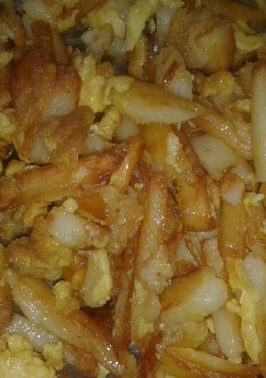 Una foto de Papas fritas con huevo revuelto
