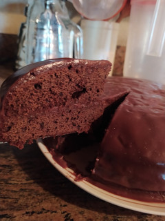 Una foto de Torta húmeda de chocolate con cubierta. Medio kilo