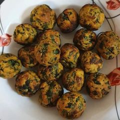 A picture of Spinach & methi muthiya (tea time snack).
