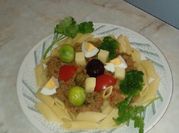 Una foto de macarrón con verdura y atún