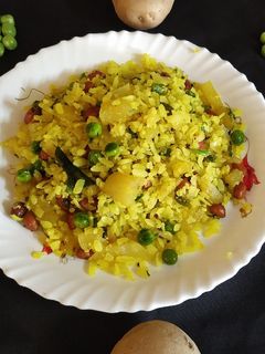 "मटार, बटाटा पोहे" (Matar Batata Pohe Recipe In Marathi) रेसिपी चे मुख्य फोटो