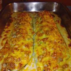 Una foto de Calabacín relleno de carne y queso con bechamel