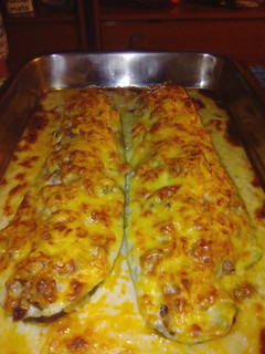 Una foto de Calabacín relleno de carne y queso con bechamel