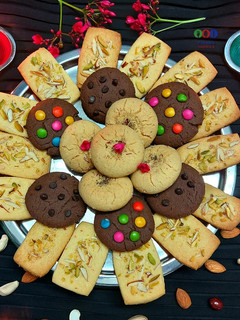 મિક્સ કુકીઝ (mixed cookies recipe in Gujarati) રેસીપી મુખ્ય ફોટો