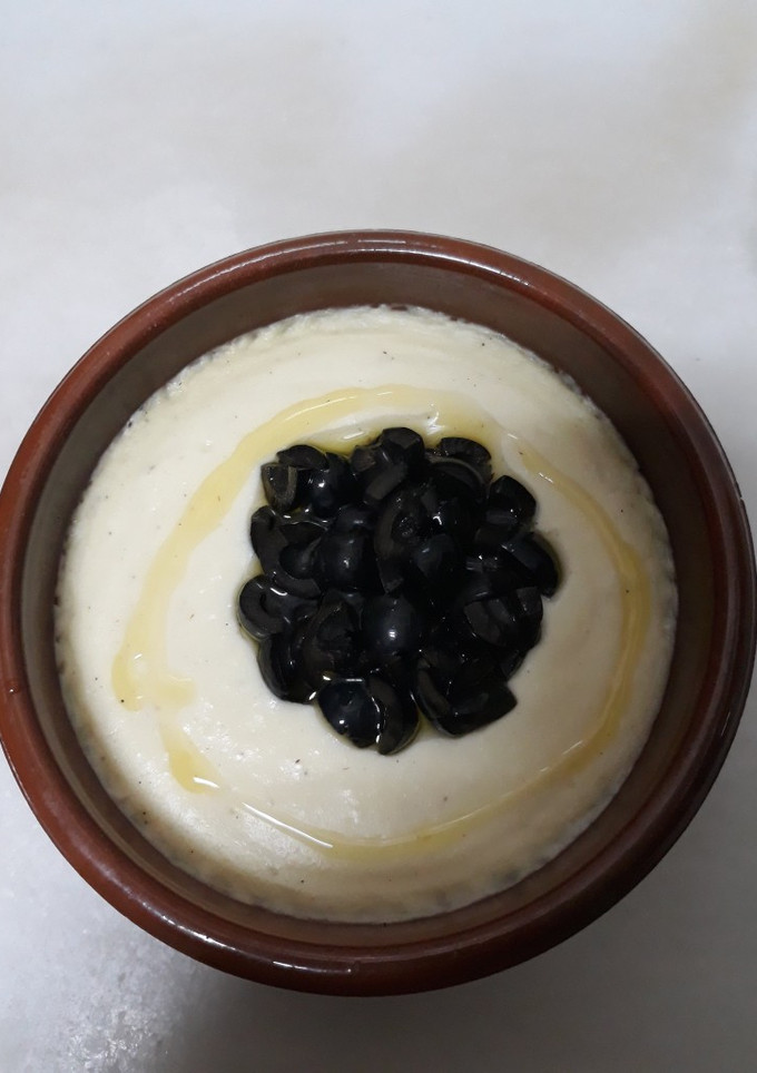Una foto de Crema de coliflor con aceitunas negras
