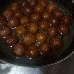 A picture of Gulab jamun.