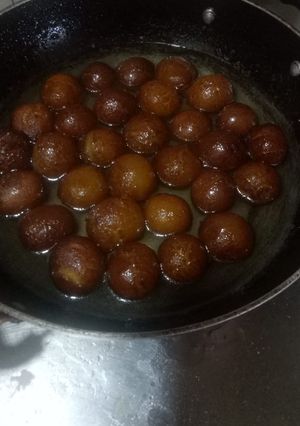 A picture of Gulab jamun.