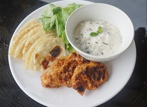 Foto resep Middle-Eastern Grilled Chicken with Raita, Pita Bread & Romaine