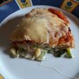 Torre de panqueques de zapallitos con salsa blanca