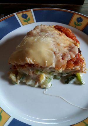 Una foto de Torre de panqueques de zapallitos con salsa blanca
