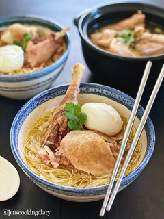 A picture of Misua Tim Ayam (Misua Noodles with Chicken Steam Soup).