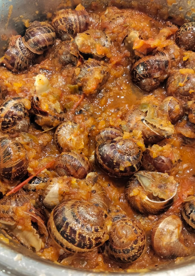 Una foto de Caracoles en salsa de tomate