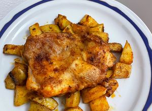 Foto principal de Muslos deshuesados con patatas al horno