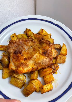 Una foto de Muslos deshuesados con patatas al horno