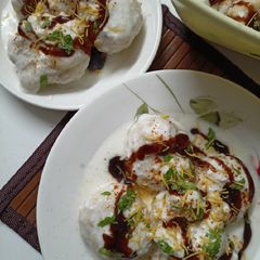 A picture of Dahi bhalla.