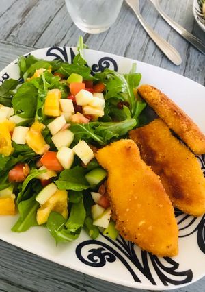 Una foto de Ensalada de rúcula con frutas frescas