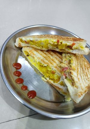 આલુ મટર સેન્ડવીચ (Aloo Matar Sandwich Recipe In Gujarati) રેસીપી મુખ્ય ફોટો