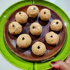 A picture of Jhatpat rava Ladoo.