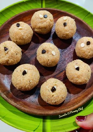 A picture of Jhatpat rava Ladoo.