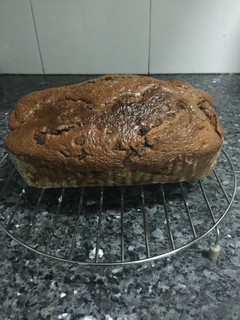 Una foto de Bizcocho de chocolate con lágrimas de chocolate y pasas