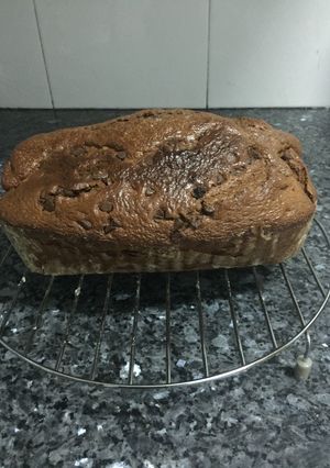Una foto de Bizcocho de chocolate con lágrimas de chocolate y pasas