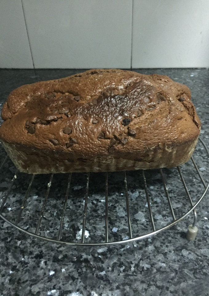 Una foto de Bizcocho de chocolate con lágrimas de chocolate y pasas