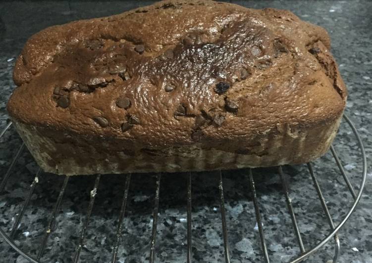 Bizcocho de chocolate con lágrimas de chocolate y pasas