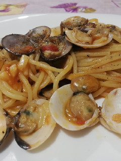Foto di Spaghetti con Vongole Verace, Pomodorini Freschi e Zafferano