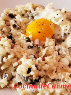 Una foto de Risotto de champiñones con jamón y huevo
