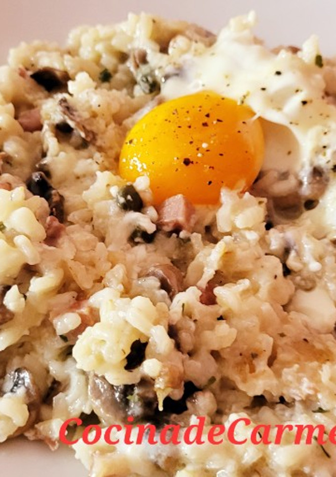 Una foto de Risotto de champiñones con jamón y huevo