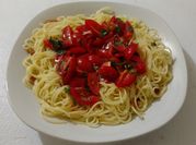Una foto de sopa fría de tomate y albahaca