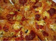 Una foto de pizza con roquefort y jamón